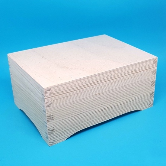 Dřevěná krabička - TRUHLIČKA zdobená (19x14x9cm)