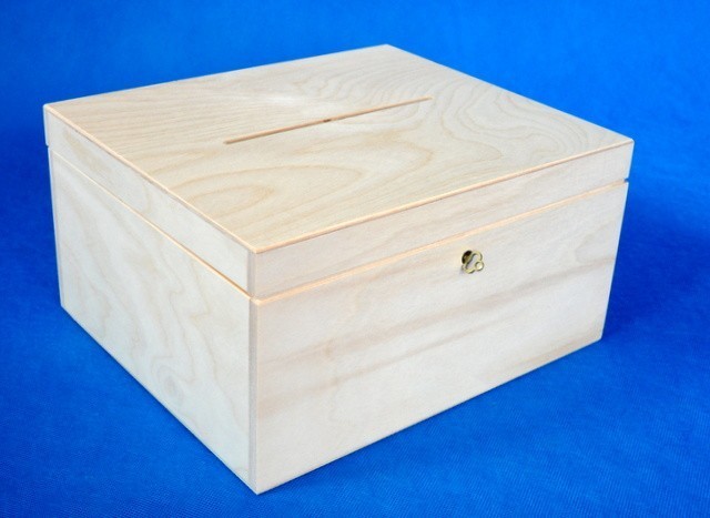 Dřevěná krabička zamykací S KLÍČKEM A VÝŘEZEM