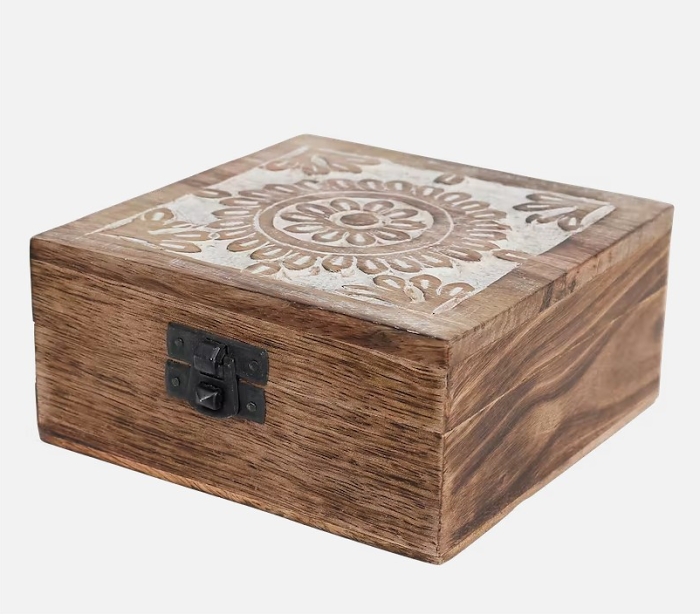 Dřevená  krabička ZDOBENÁ  (12,5x12,5x6cm)