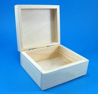 Dřevěná  krabička  (13,5x12x6,5cm)