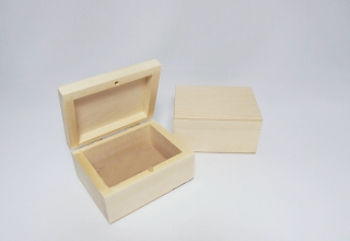 Dřevěná krabička na šperky  (12,7x8,8x4,8cm)