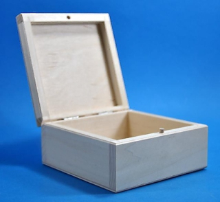 Dřevěná  krabička  (11x12x5,8cm)